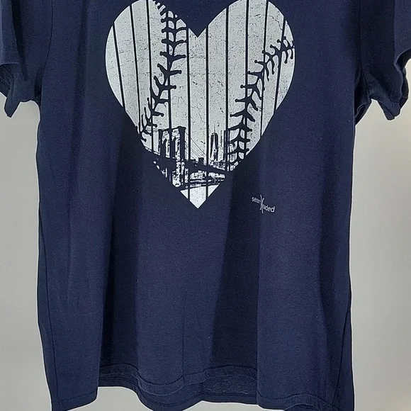 New York Heart Baseball T-Shirt With Skyline NWT - Picture 9 of 11